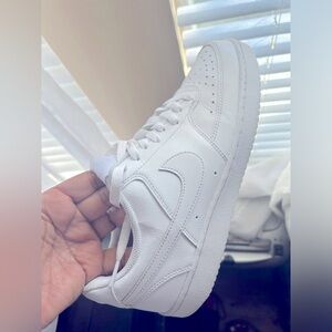 Like new only worn once white Nikes